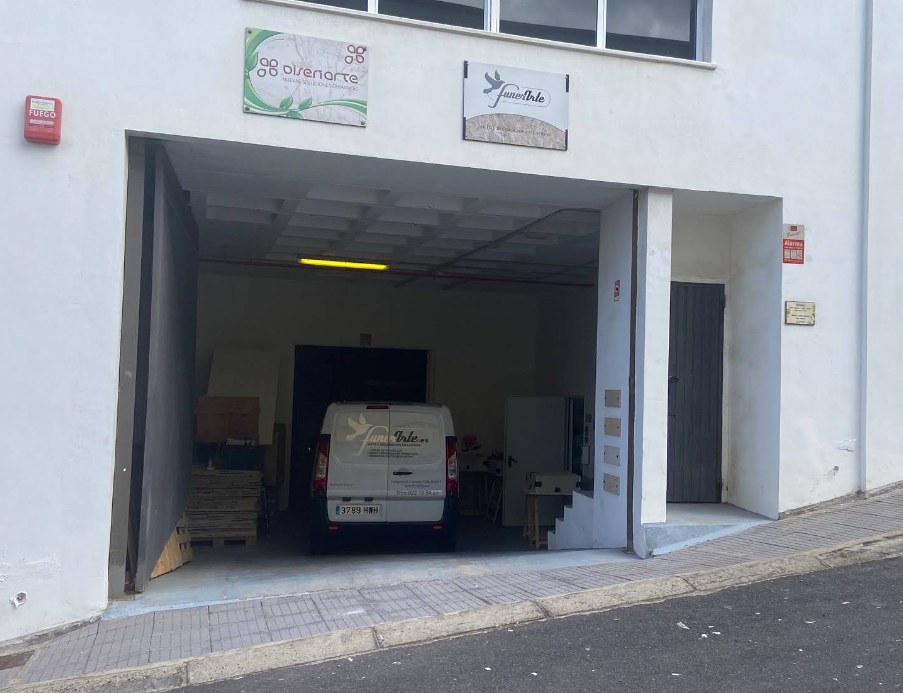 Entrada del taller Funerarte en Santa Úrsula